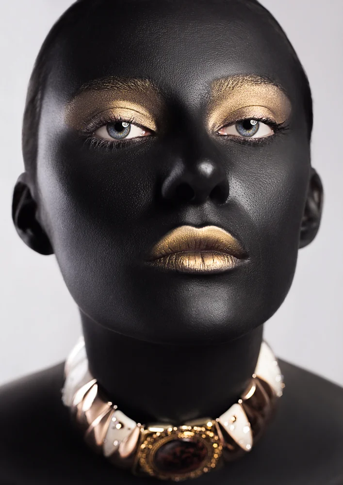 Tablou canvas: Portret Modern cu Machiaj Auriu - Thumbnail 2