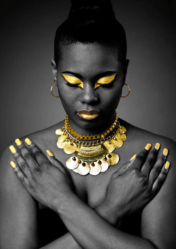 Tablou canvas: Portret Eleganță Africană cu Detalii Aurii - Thumbnail 2