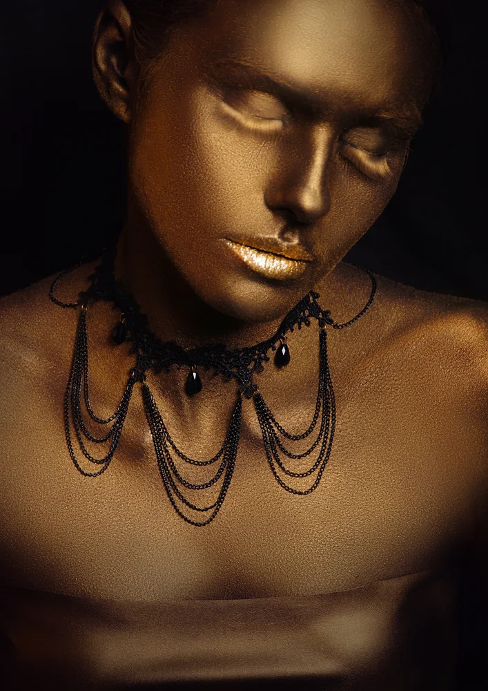 Tablou canvas: Portret Aurit cu Bijuterie Neagră - Thumbnail 2