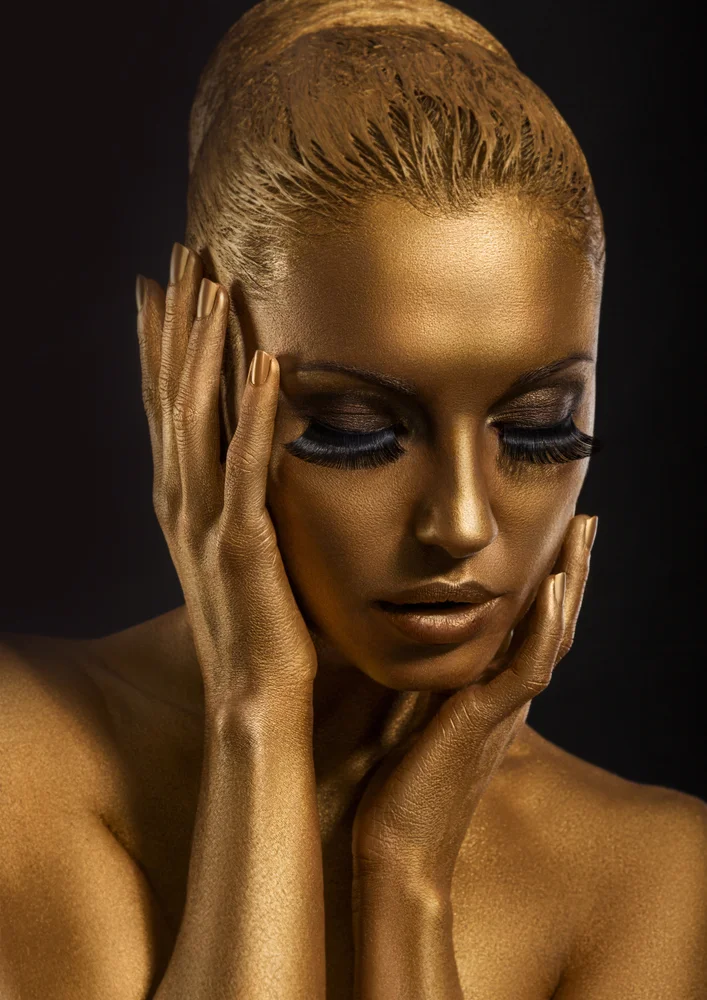 Tablou canvas: Portret Auriu Artistic în Umbre - Thumbnail 2