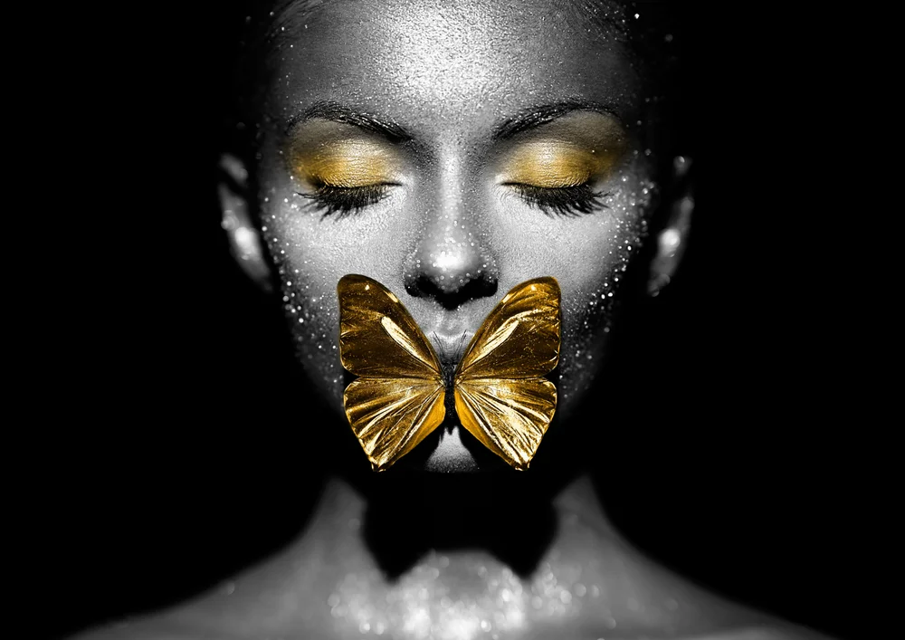 Tablou canvas: Portret Artistic cu Fluture Auriu - Thumbnail 2