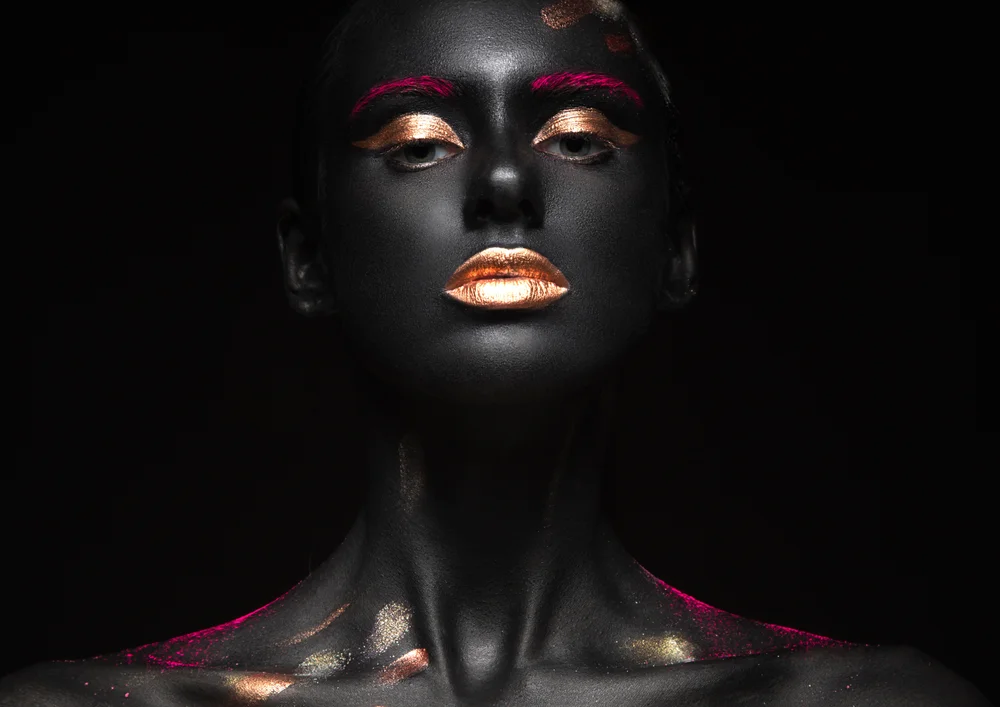 Tablou canvas: Portret Artistic cu Accente Metalice (2) - Thumbnail 2