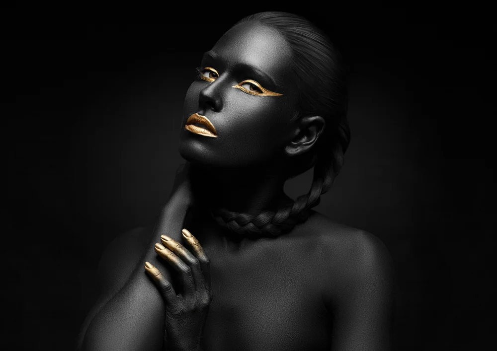 Tablou canvas: Portret Elegant în Negru și Auriu - Thumbnail 2