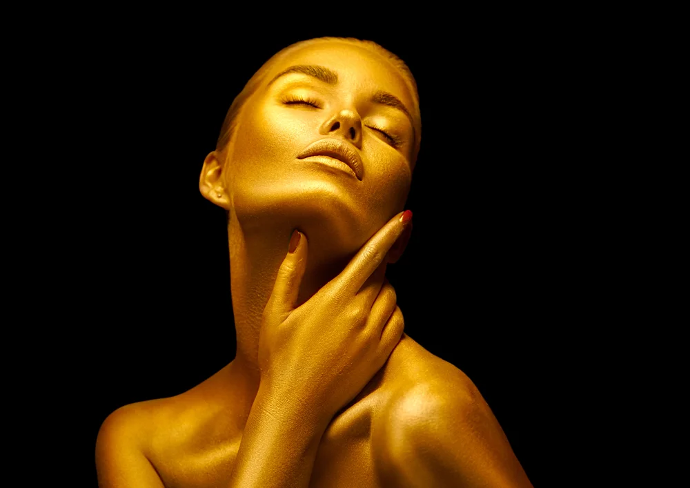 Tablou canvas: Portret Auriu în Contrast Întunecat - Thumbnail 2