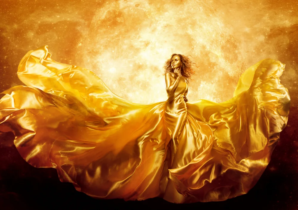 Tablou canvas: Femeie în Rochie Aurie cu Fundal Lunar - Thumbnail 2