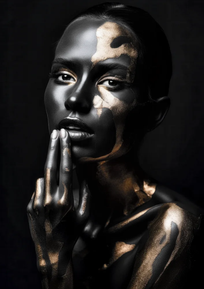 Tablou canvas: Portret Artistic în Auriu și Negru - Thumbnail 2