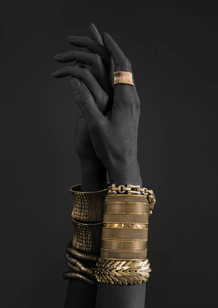 Tablou canvas: Brațe cu Bijuterii Auriu pe Fundal Negru - Thumbnail 2