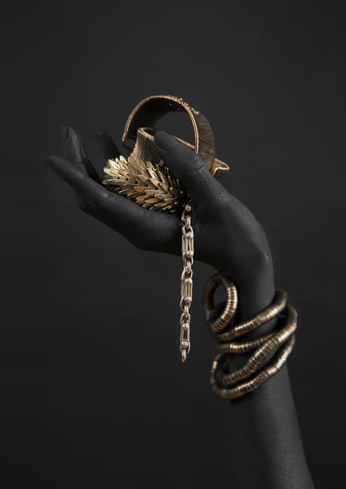 Tablou canvas: Mână Neagră cu Bijuterii Aurii - Thumbnail 2