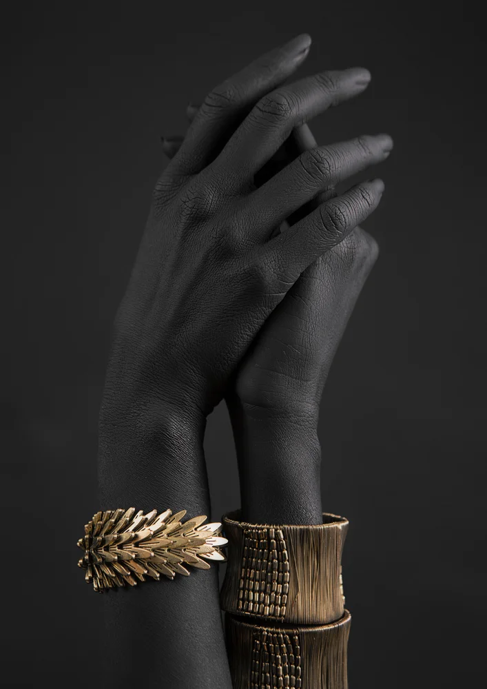 Tablou canvas: Mâini Elegante cu Brățări Aurii - Thumbnail 2