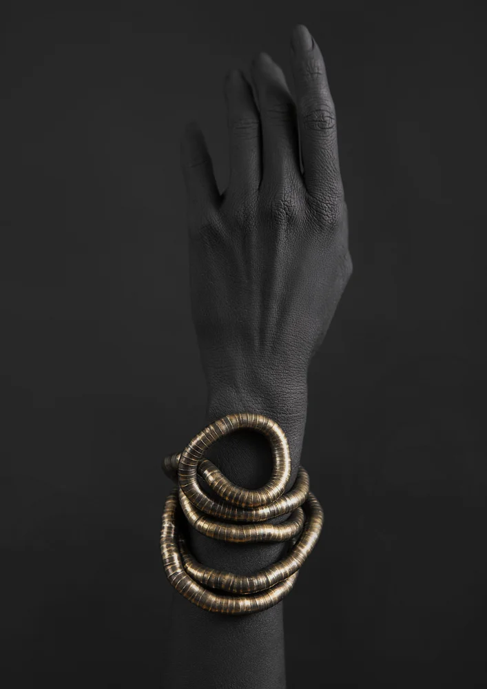 Tablou canvas: Bijuterie Spiralată pe Fundal Monocrom - Thumbnail 2