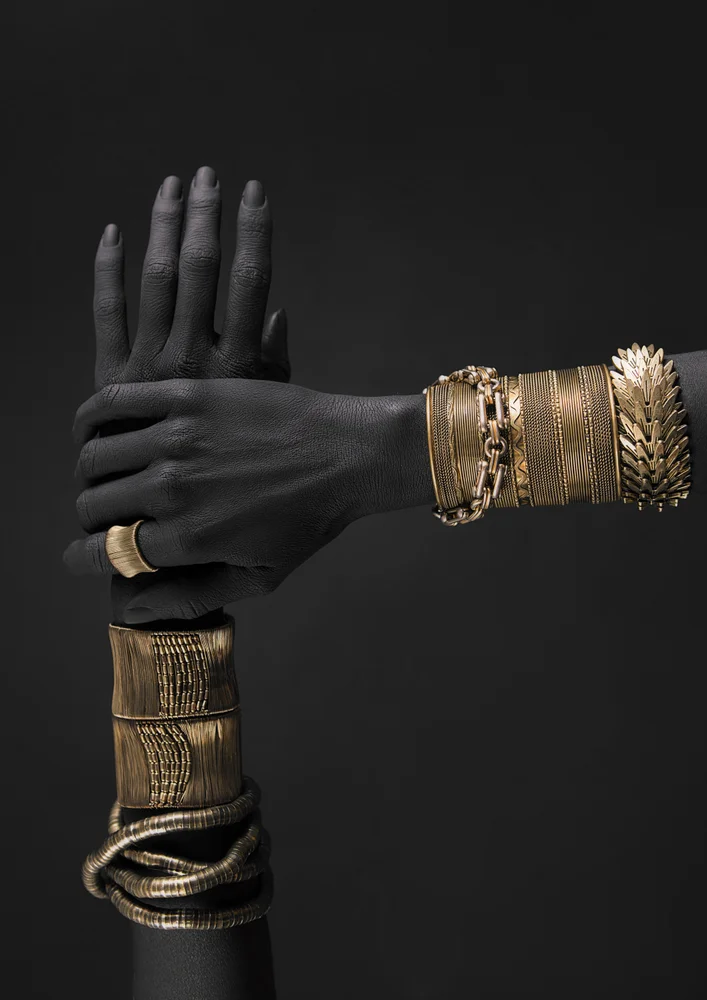 Tablou canvas: Mâini cu Bijuterii Aurii pe Fundal Negru - Thumbnail 2