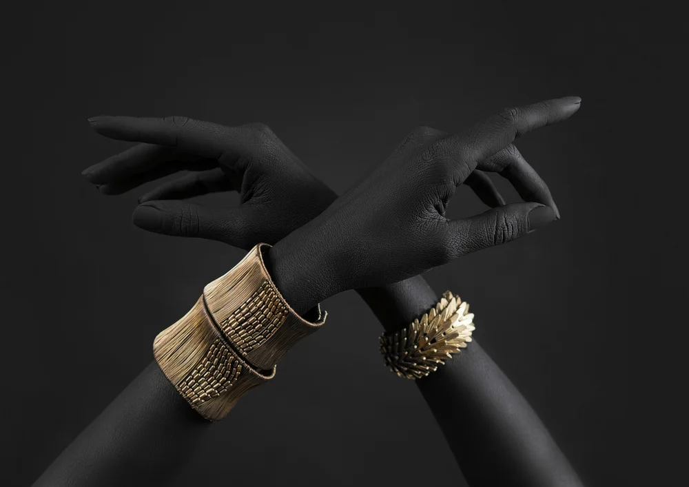 Tablou canvas: Brățări Aurii pe Fundal Negru - Thumbnail 2