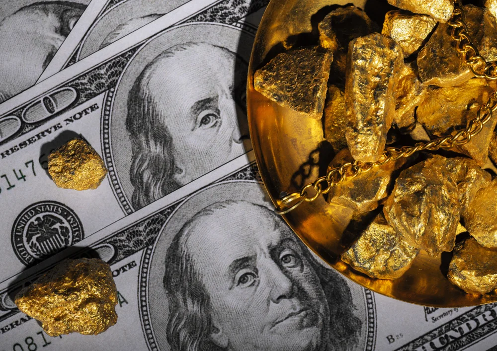 Tablou canvas: Nuggeturi de Aur pe Bancnote USD - Thumbnail 2