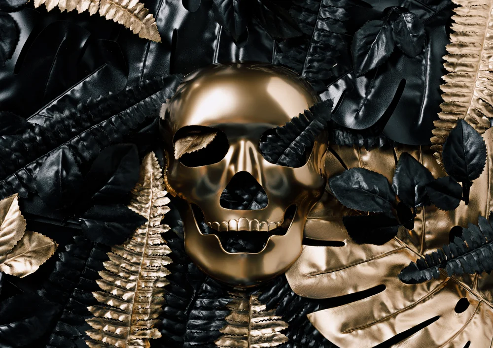 Tablou canvas: Craniu Aurit Printre Frunze Negre - Thumbnail 2