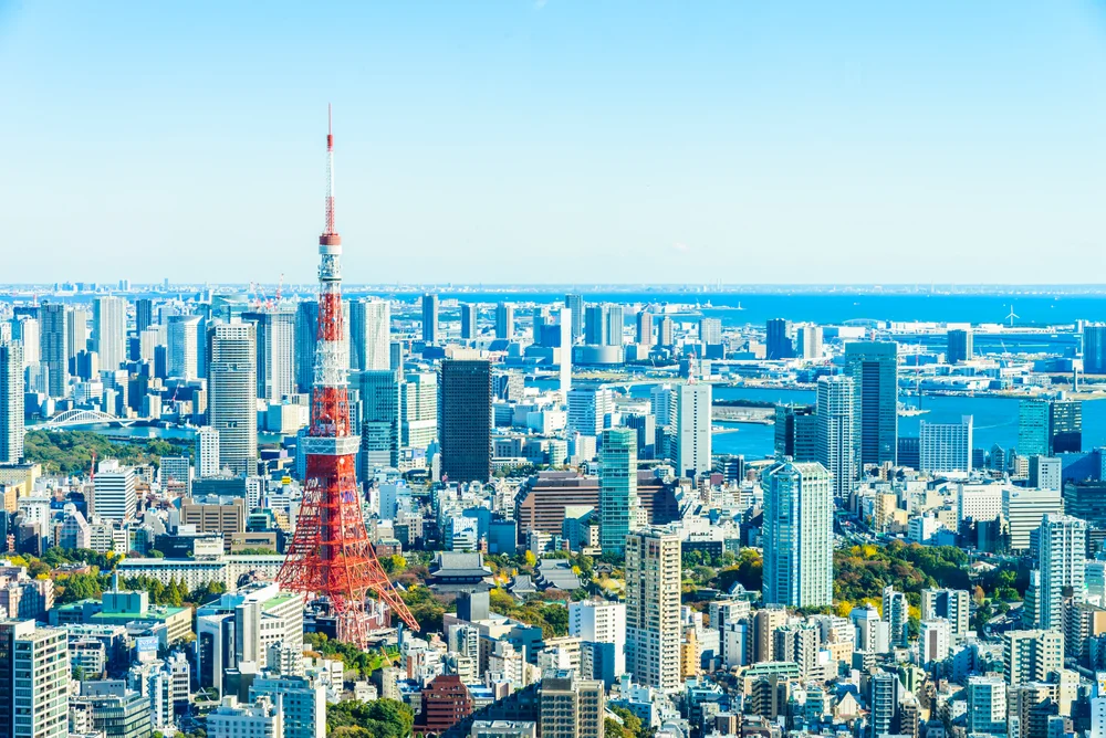 Tablou canvas: Peisaj Urban cu Turn și Clădiri Moderne - Thumbnail 2