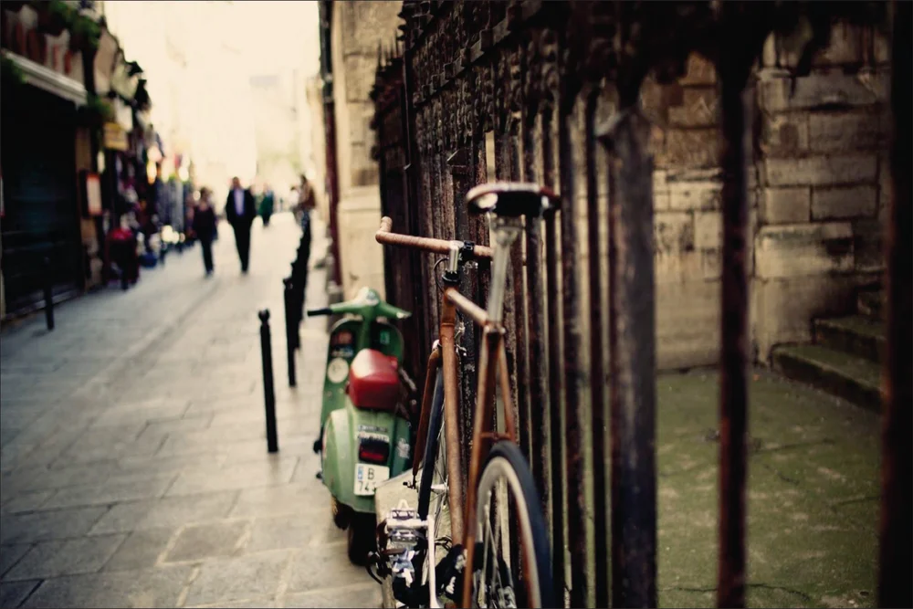 Tablou canvas: Bicicletă și Vespa pe Stradă Oraș - Thumbnail 2