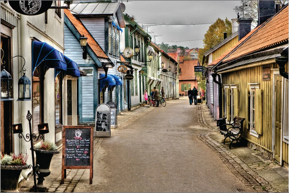 Tablou canvas: Stradă Pitorescă cu Clădiri Colorate - Thumbnail 2