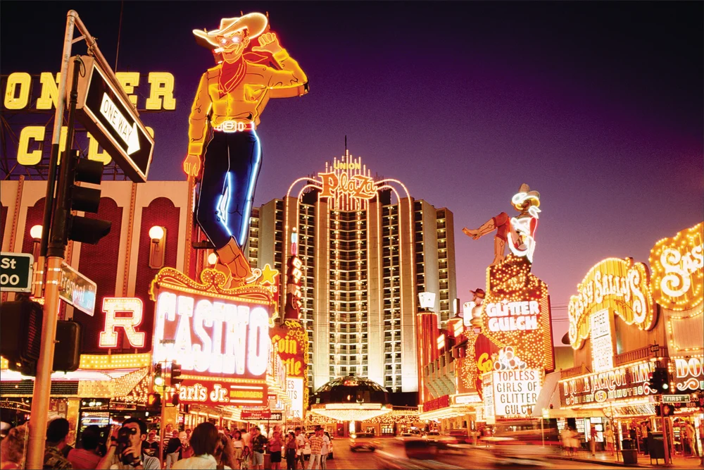 Tablou canvas: Strălucirea Neonului în Oraș Noaptea - Thumbnail 2