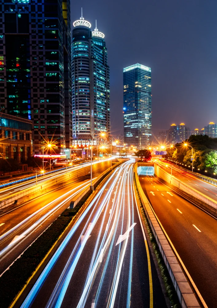 Tablou canvas: Trafic Urban Nocturn în Lumini Vibrante - Thumbnail 2