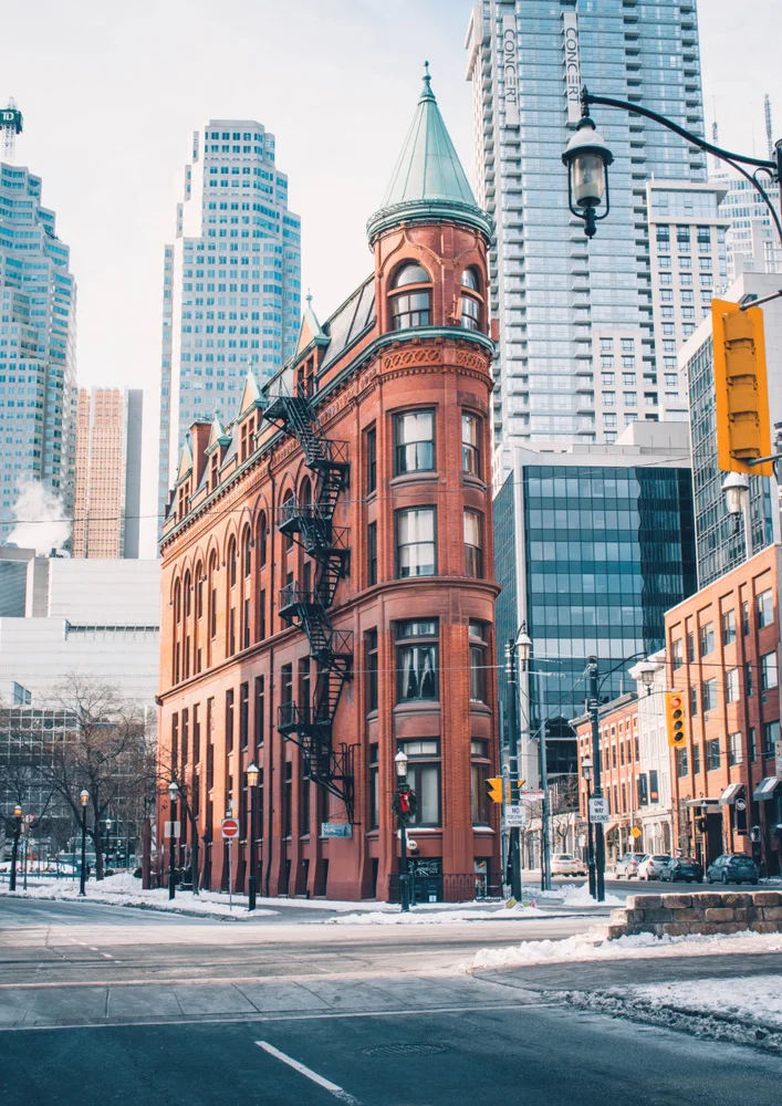 Tablou canvas: Clădire Istorică în Peisaj Urban - Thumbnail 2