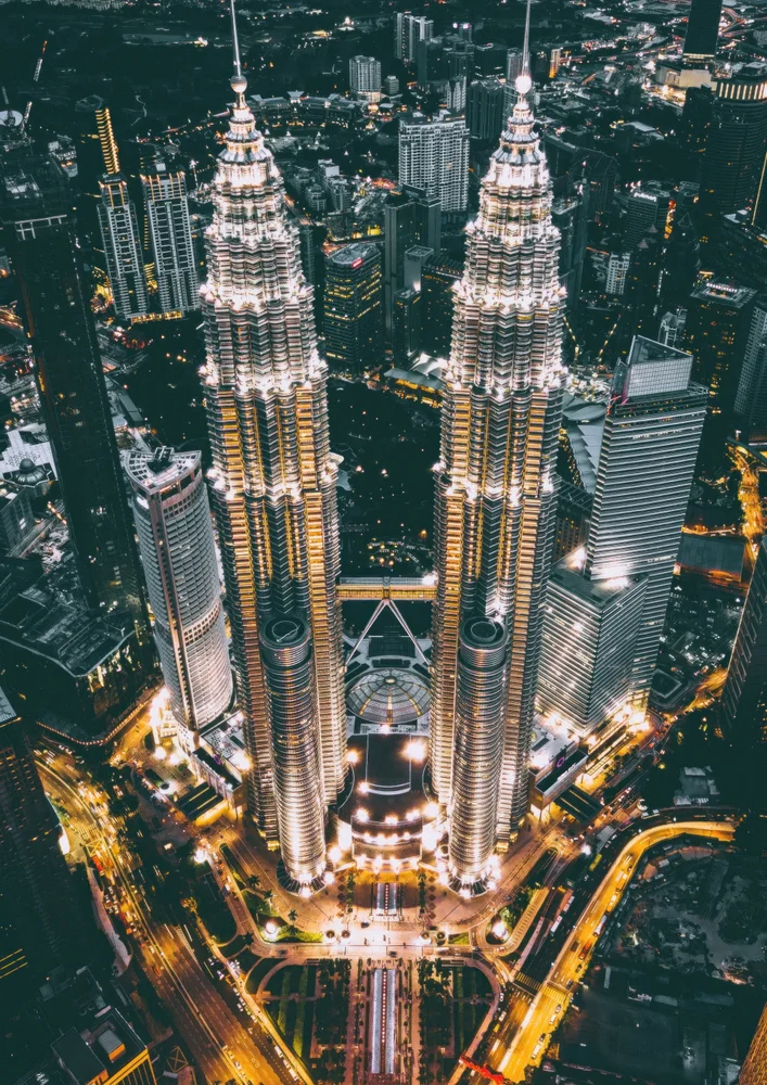 Tablou canvas: Turnurile Petronas Iluminate Noaptea - Thumbnail 2