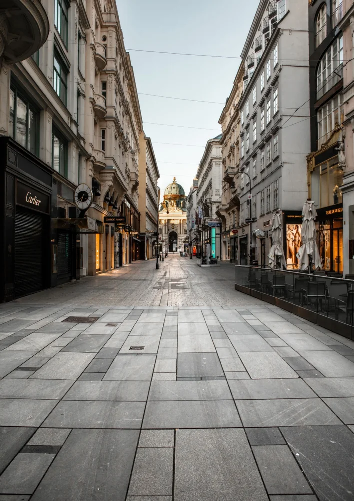 Tablou canvas: Stradă Istorică cu Clădiri Elegante - Thumbnail 2