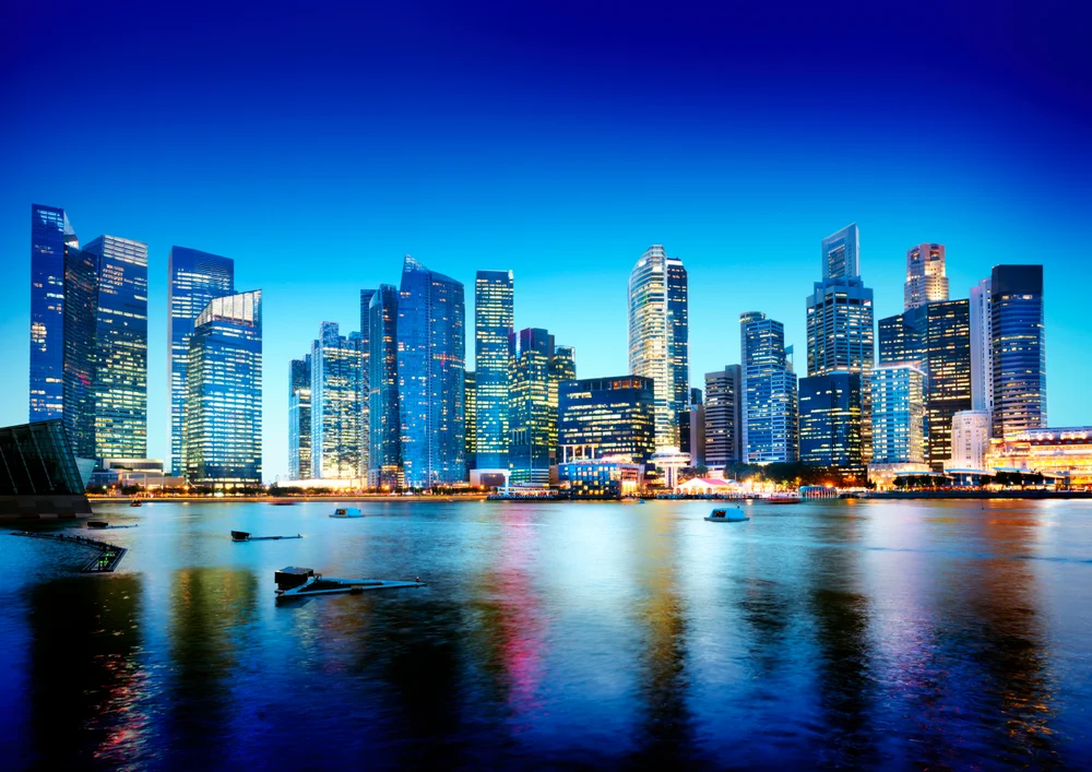 Tablou canvas: Skyline Nocturn cu Clădiri Iluminate - Thumbnail 2