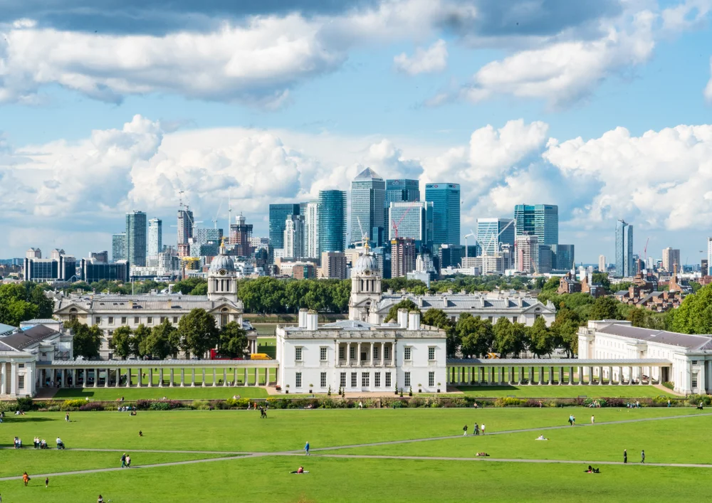 Tablou canvas: Panoramă Urbană cu Arhitectură Clasică - Thumbnail 2