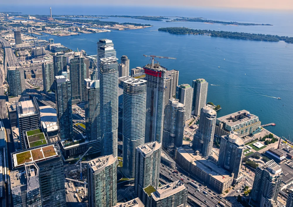 Tablou canvas: Panoramă Urbană cu Clădiri și Apă - Thumbnail 2