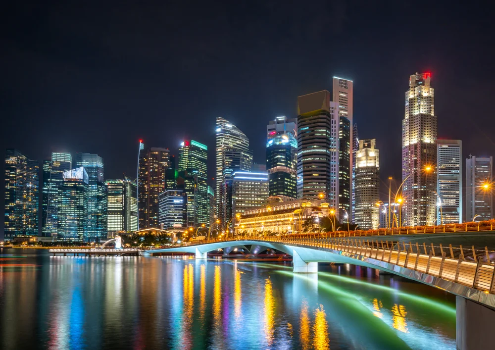 Tablou canvas: Peisaj Urban Nocturn Reflectat pe Râu - Thumbnail 2