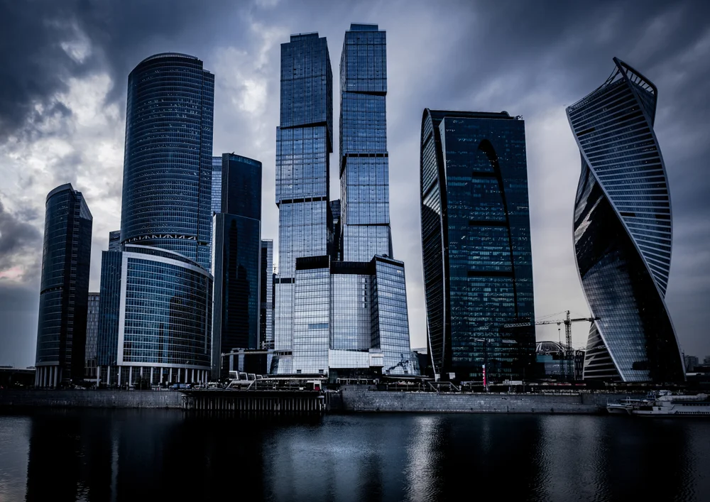 Tablou canvas: Silhouette Urbană cu Clădiri Moderniste - Thumbnail 2