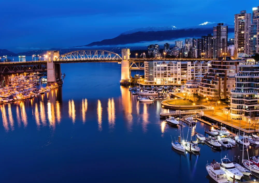 Tablou canvas: Vedere Nocturnă a Orașului cu Pod Iluminat - Thumbnail 2