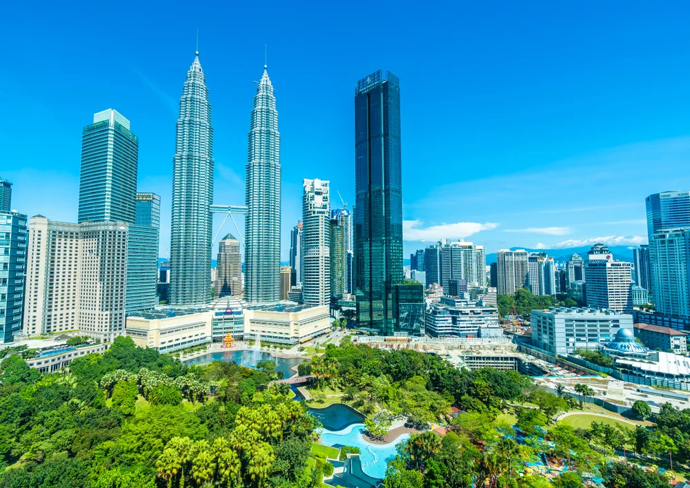 Tablou canvas: Panoramă Urbană cu Turnuri Gemene - Thumbnail 2