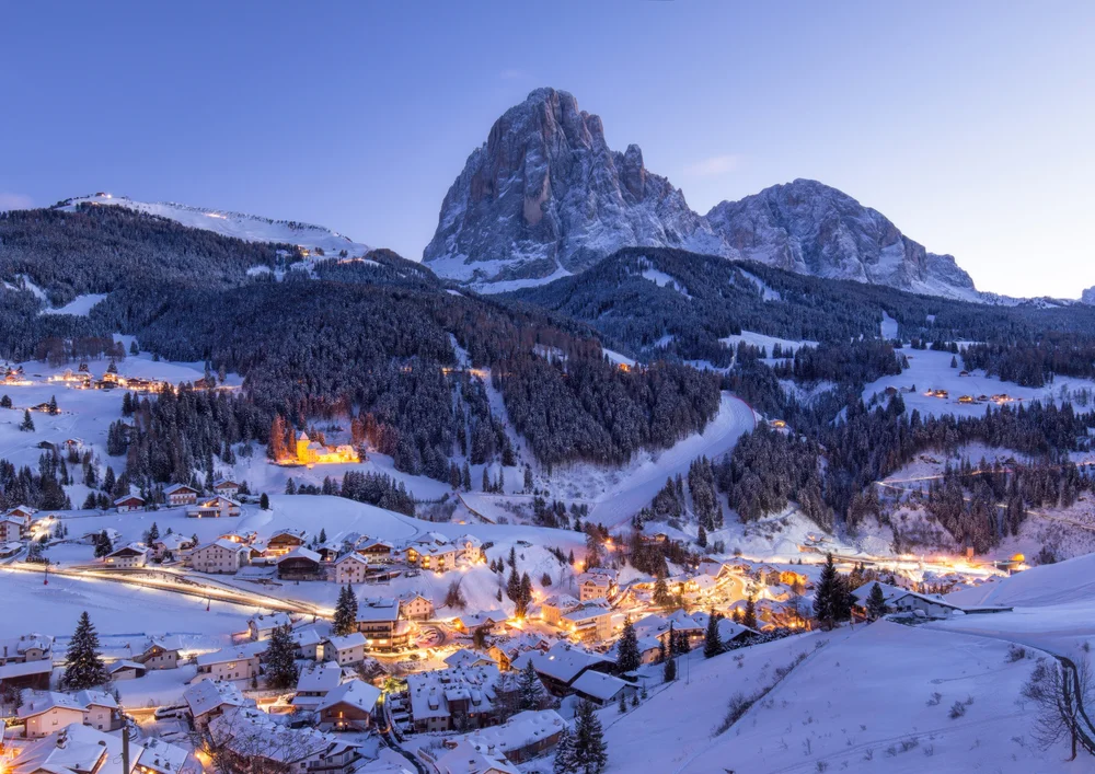 Tablou canvas: Sat de Munte la Amurg în Zăpadă - Thumbnail 2