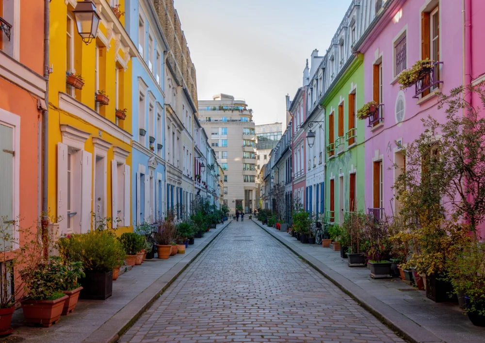 Tablou canvas: Stradă Pavată cu Clădiri Colorate - Thumbnail 2