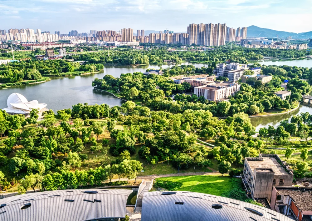 Tablou canvas: Panoramă Urbană cu Spații Verzi - Thumbnail 2